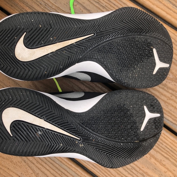 Nike Air Versitile Women's Basketball Shoes - Picture 4 of 7